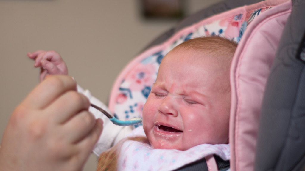 weinendes Baby beim Füttern