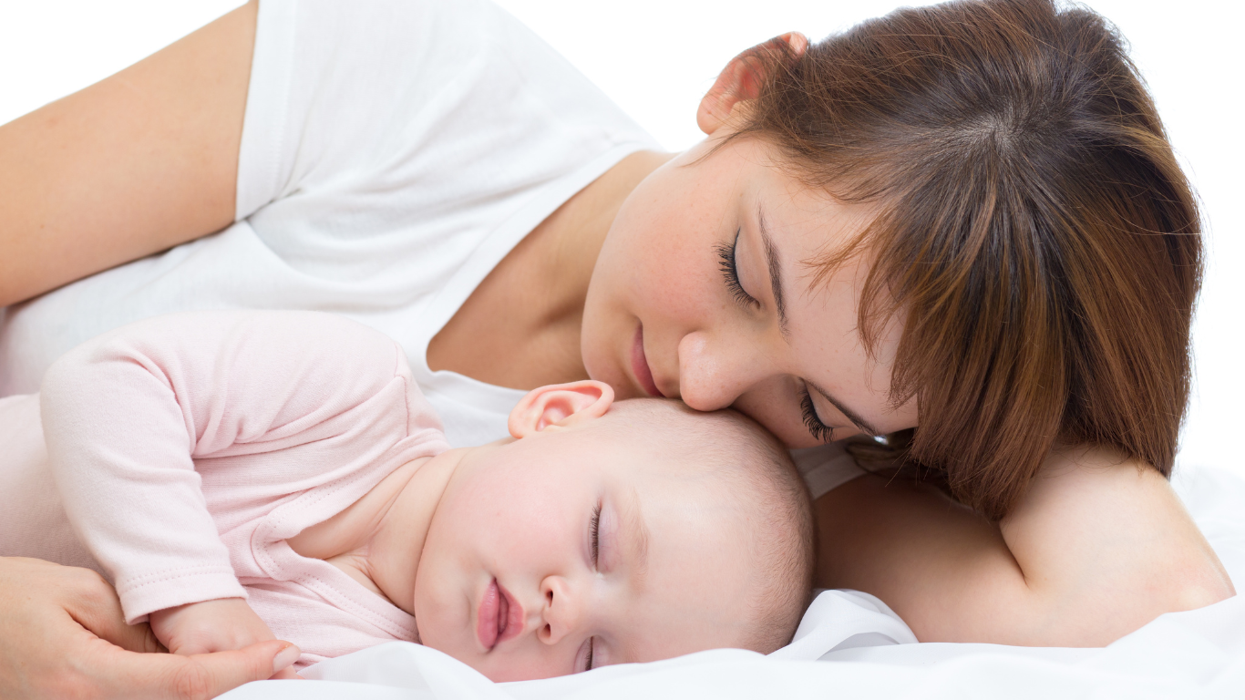 Mutter und Baby schlafen zufrieden nach Schlafcoaching