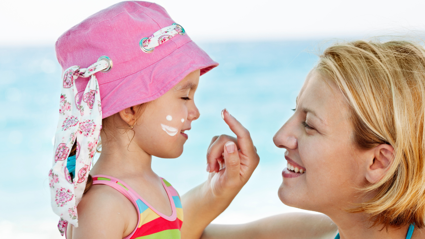 Mutter und Kleinkind haben Spaß am Meer