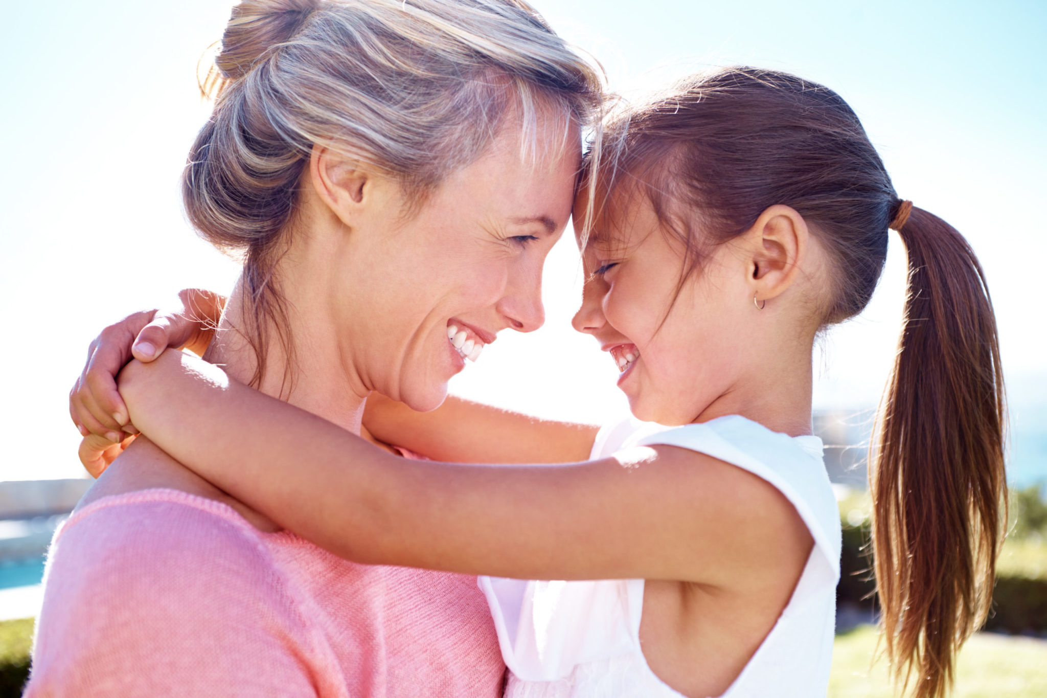 glückliche Mutter nach Müttercoaching mit ihrem Kind