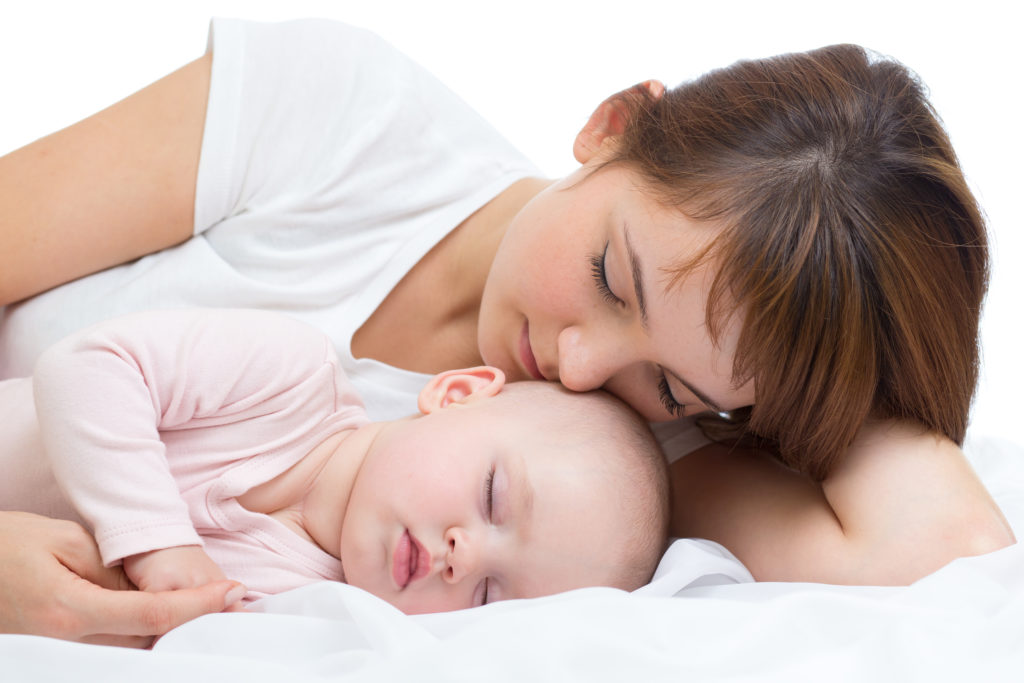 Mutter und Baby schlafen zufrieden nach Schlafcoaching